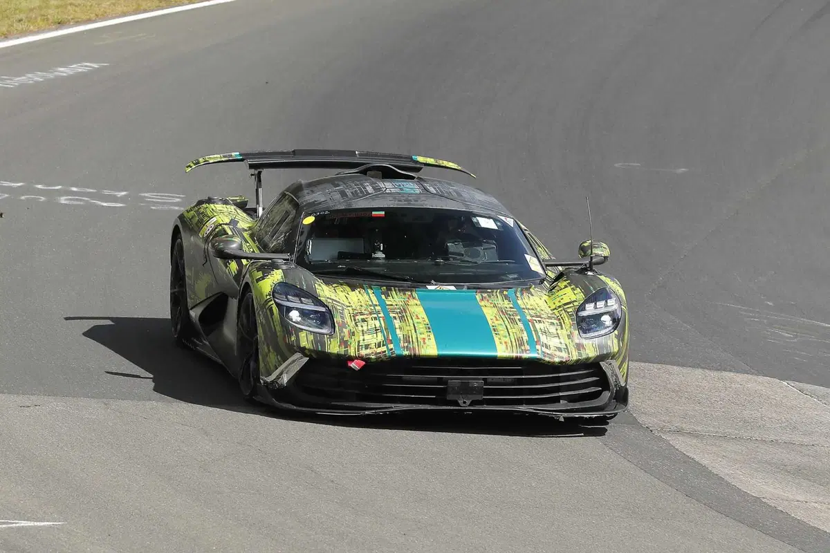 Aston Martin Valhalla (AMR): il missile terra-aria è al Nurburgring | Foto Spia