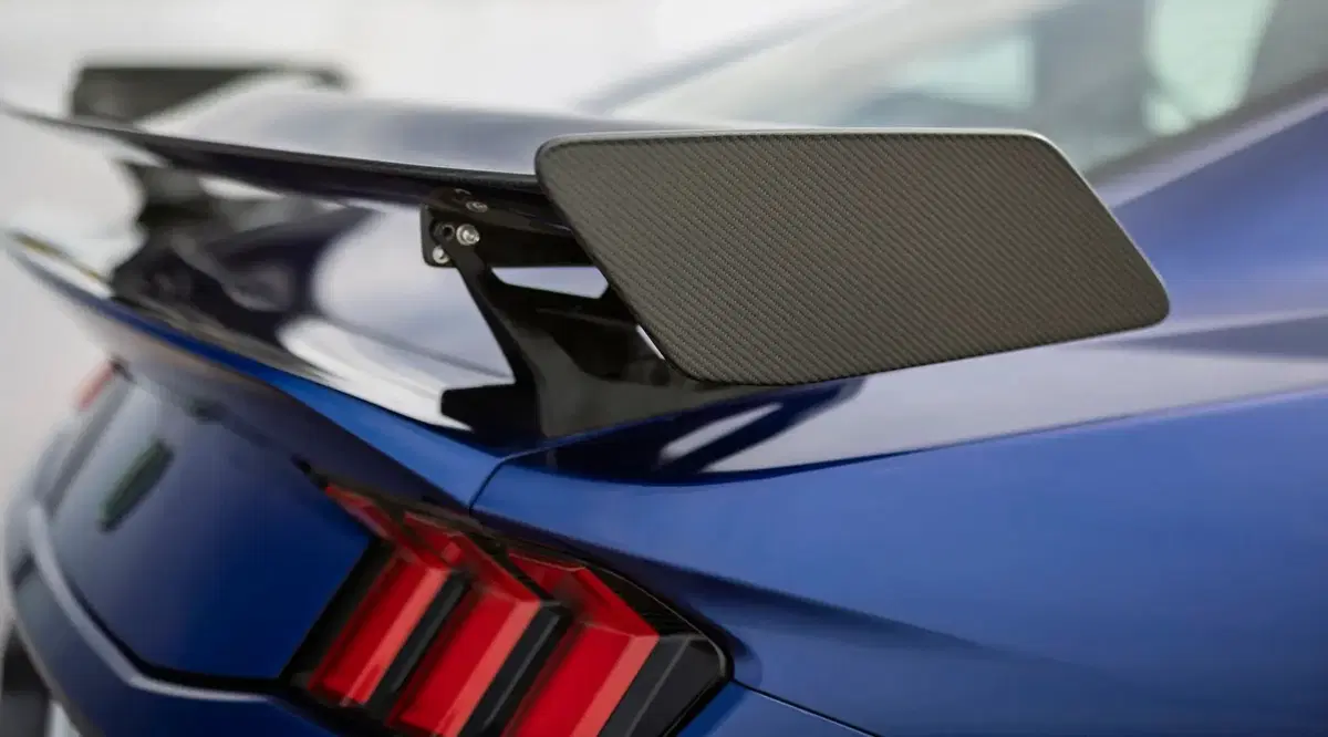Ford Mustang Dark Horse SC 2026: nasce la “supercharged” pensata per la pista e pronta a sfidare Porsche (4)