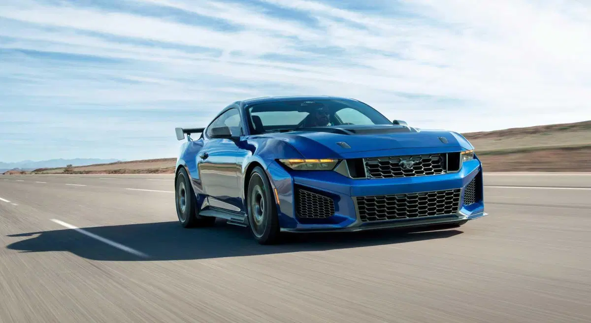 Ford Mustang Dark Horse SC 2026: nasce la “supercharged” pensata per la pista e pronta a sfidare Porsche