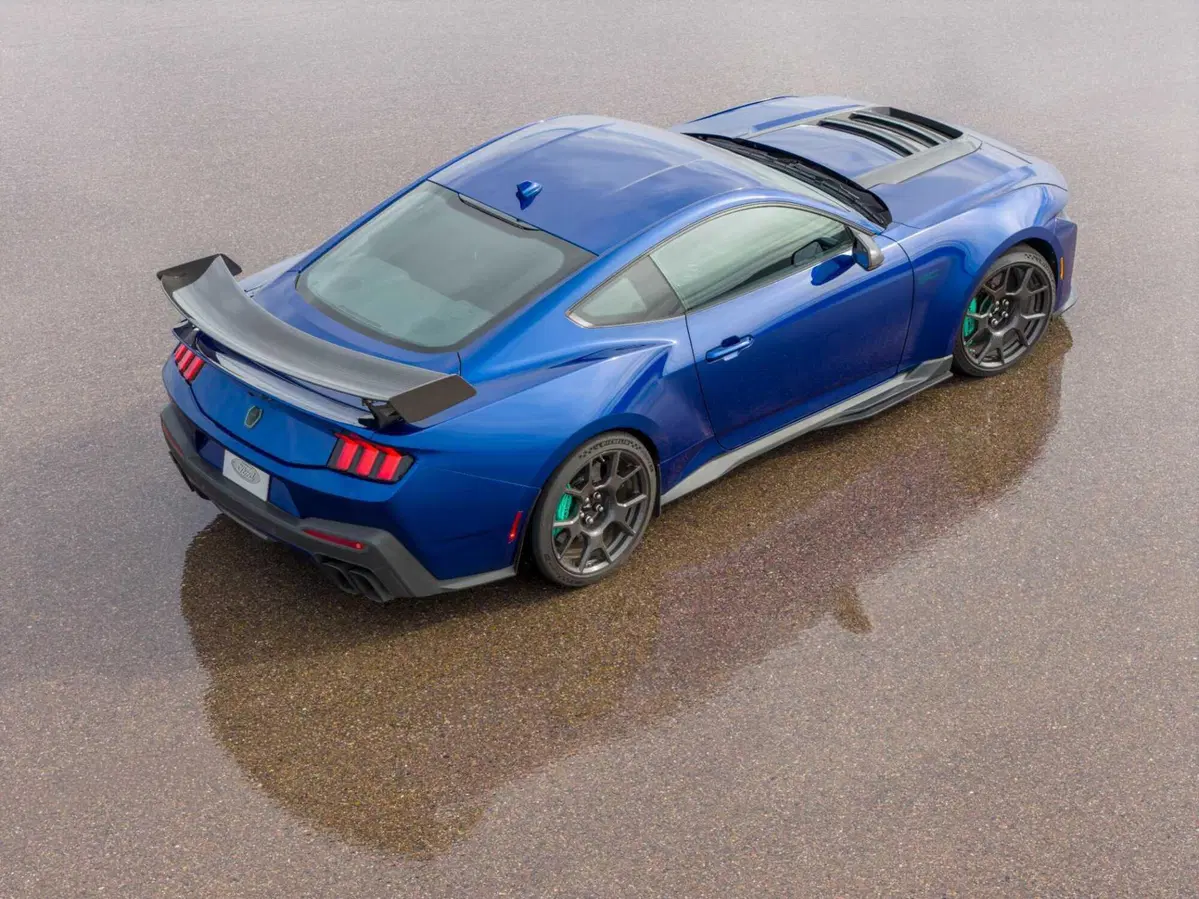 Ford Mustang Dark Horse SC 2026: nasce la “supercharged” pensata per la pista e pronta a sfidare Porsche (2)