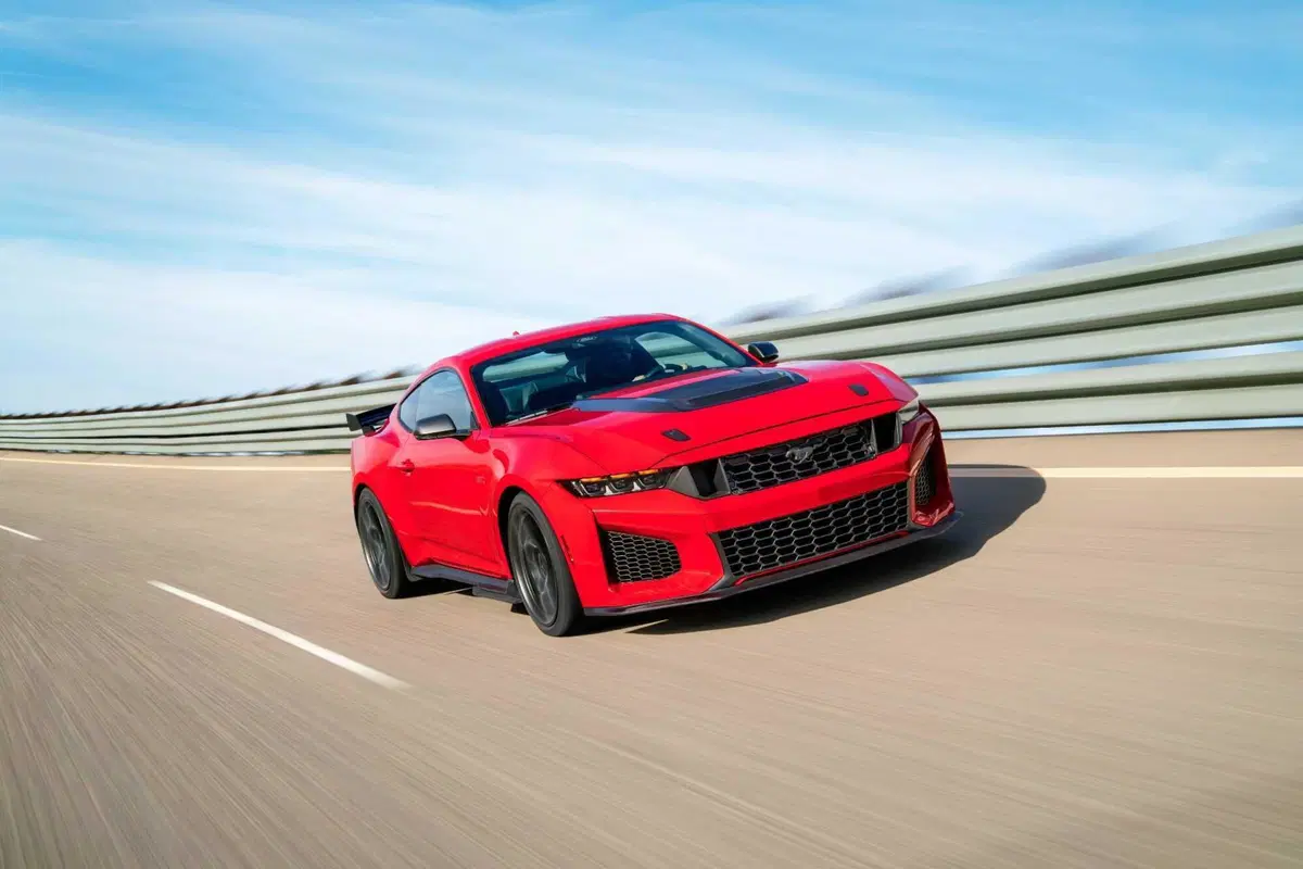 Ford Mustang Dark Horse SC 2026: nasce la “supercharged” pensata per la pista e pronta a sfidare Porsche (5)