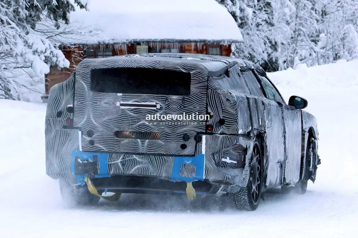 Ferrari Luce, il prototipo elettrico torna sulla neve: porte “suicide” e nuovi indizi dalla Svezia