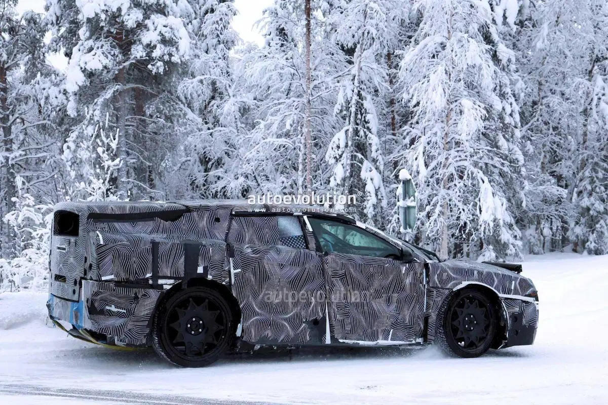 Ferrari Luce, il prototipo elettrico torna sulla neve: porte “suicide” e nuovi indizi dalla Svezia (2)