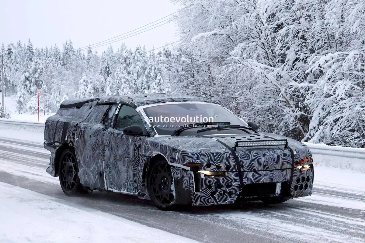 Ferrari Luce, il prototipo elettrico torna sulla neve: porte “suicide” e nuovi indizi dalla Svezia (4)