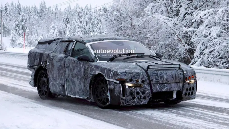 Ferrari Luce, il prototipo torna sulla neve: potrebbe avere le &ldquo;Suicide doors&rdquo;, nuovi indizi dalla Svezia