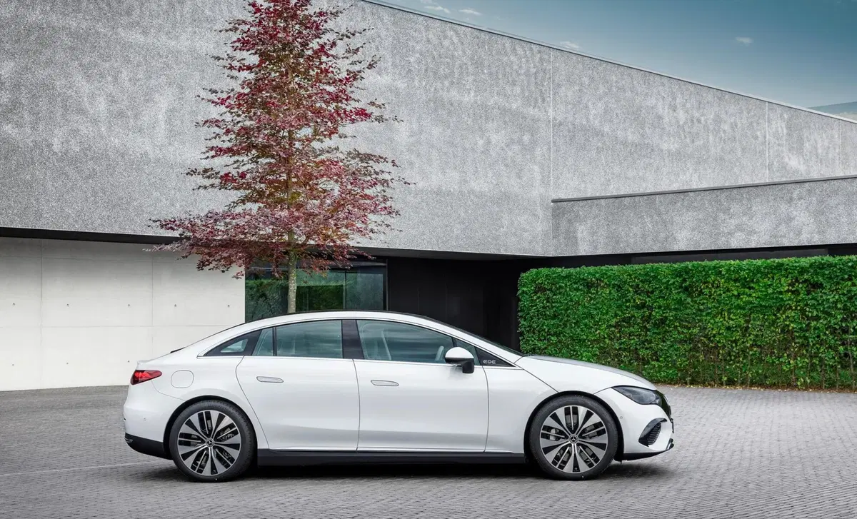 Mercedes-Benz EQE (2022-->>) (2)