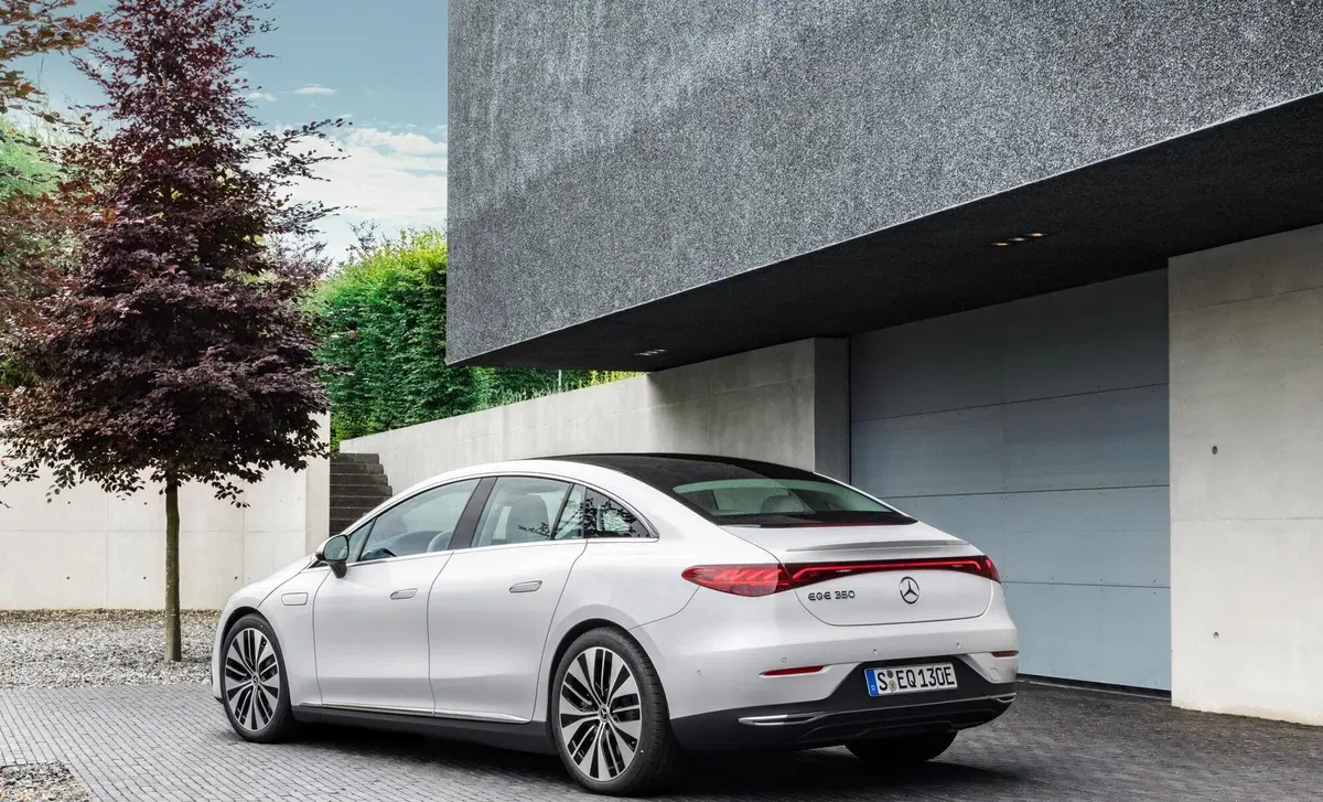 Mercedes-Benz EQE (2022-->>) (4)