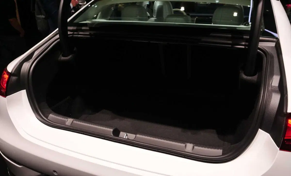 Mercedes-Benz EQE (2022-->>) (14)
