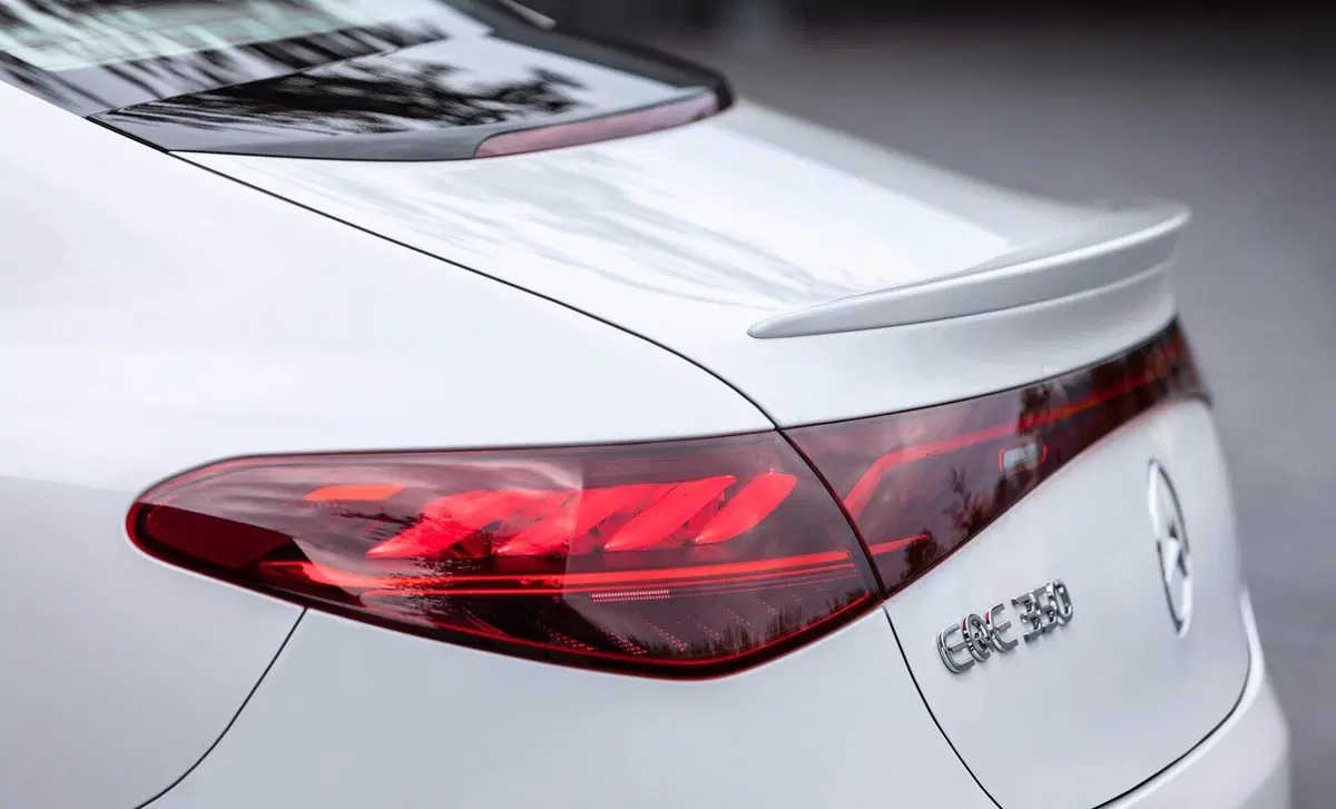 Mercedes-Benz EQE (2022-->>) (22)