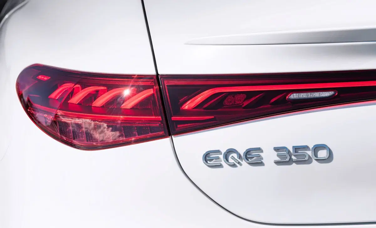 Mercedes-Benz EQE (2022-->>) (23)