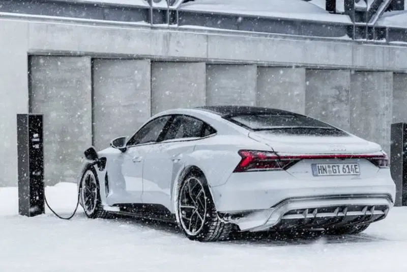 Audi elettrica in ricarica a basse temperature