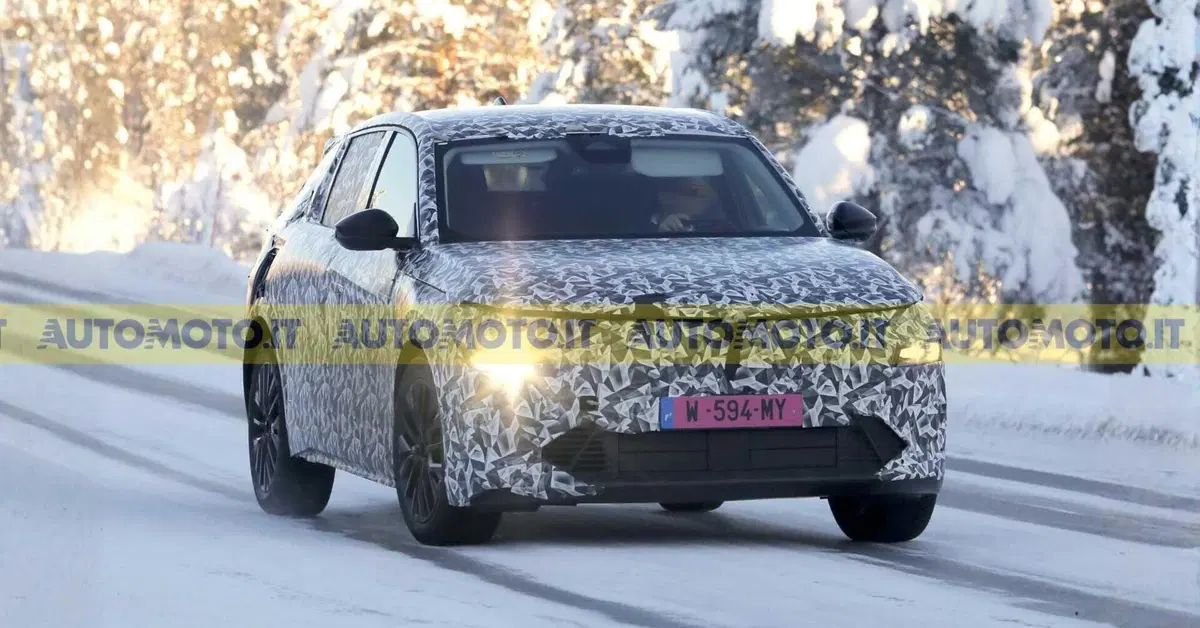 Lancia Gamma, il prototipo sulla neve: le foto spia in esclusiva, ecco tutto quello che sappiamo