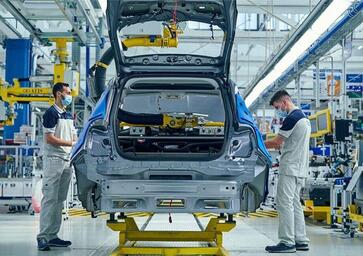 Stellantis ammette l’errore, Filosa: “Abbiamo sovrastimato l’elettrico”, perdita da 22,3 miliardi e reset totale