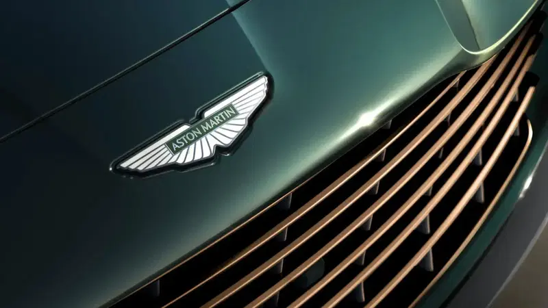 Aston Martin rinvia le auto elettriche: crisi fino al 2030 e taglio del 20% del personale