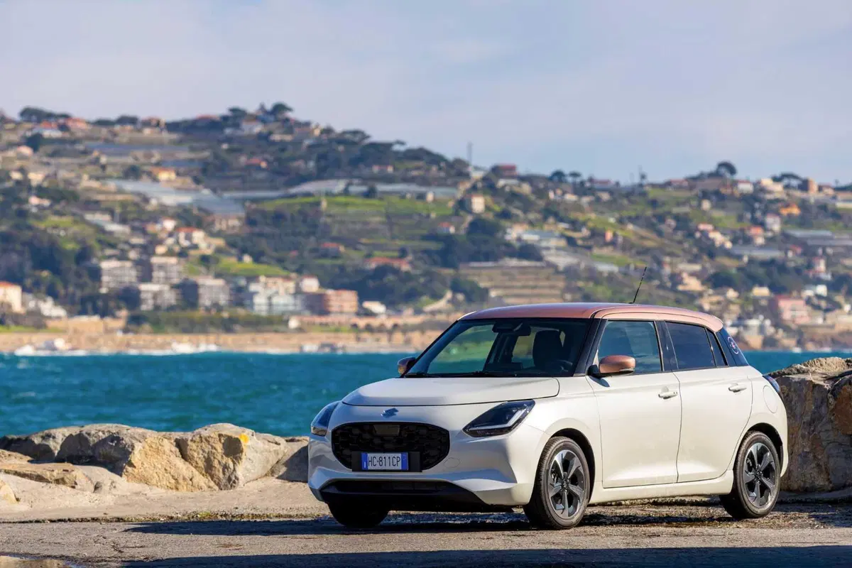 Suzuki Swift Hybrid Sakura: la serie speciale ispirata al fiore di ciliegio debutta al Festival di Sanremo. Da 21.950 euro (5)
