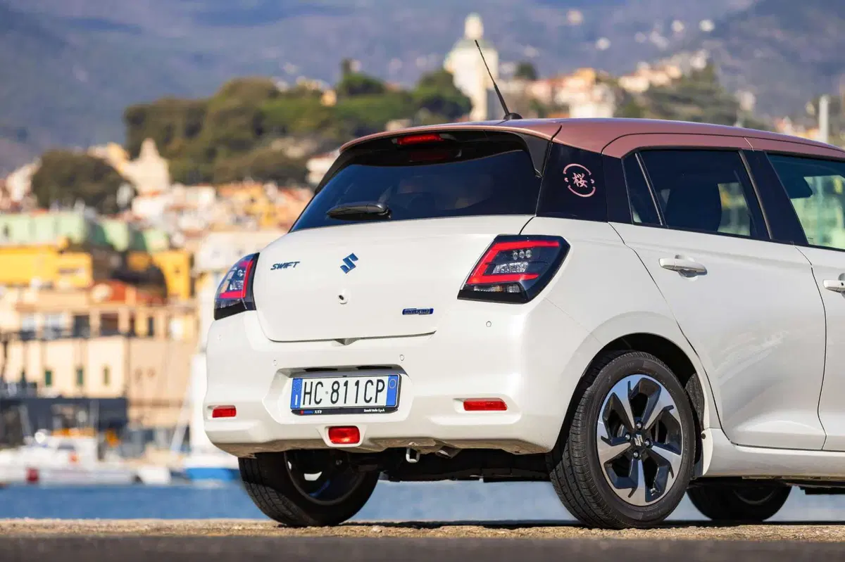 Suzuki Swift Hybrid Sakura: la serie speciale ispirata al fiore di ciliegio debutta al Festival di Sanremo. Da 21.950 euro (7)