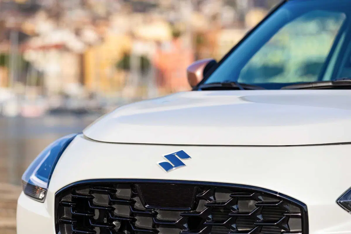 Suzuki Swift Hybrid Sakura: la serie speciale ispirata al fiore di ciliegio debutta al Festival di Sanremo. Da 21.950 euro (9)
