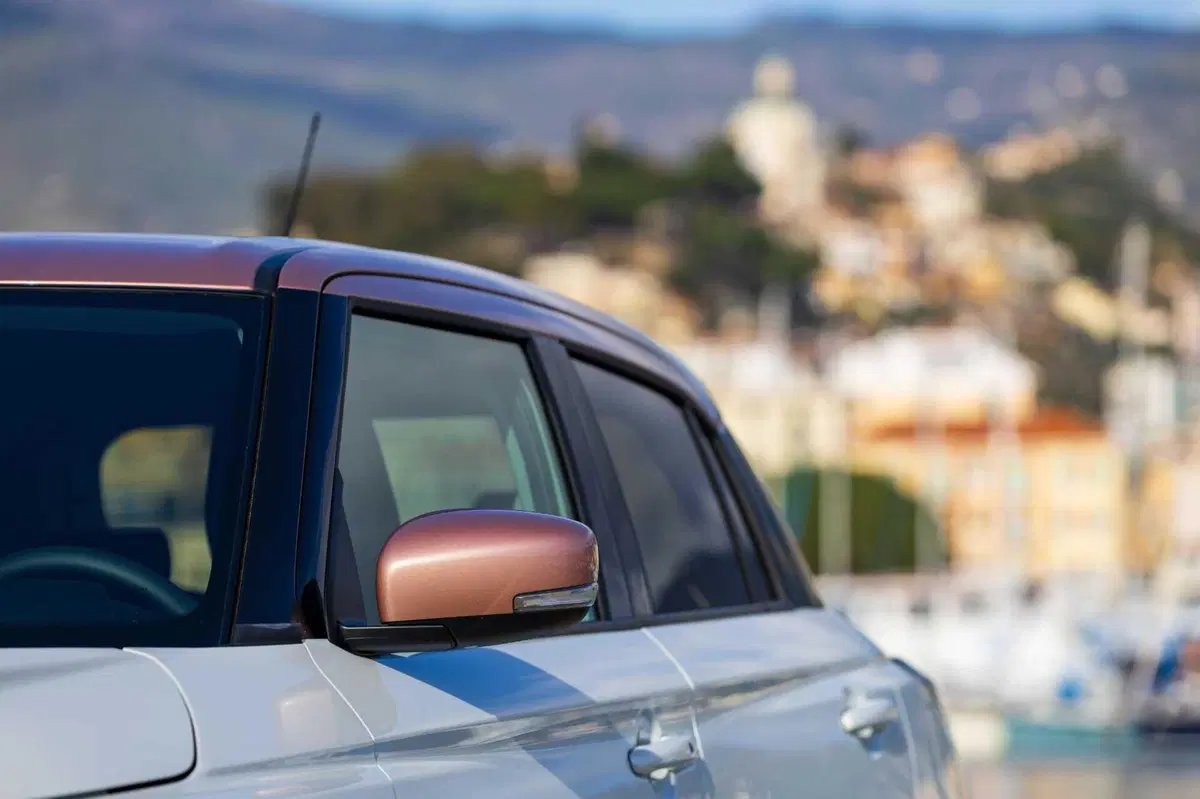 Suzuki Swift Hybrid Sakura: la serie speciale ispirata al fiore di ciliegio debutta al Festival di Sanremo. Da 21.950 euro (11)