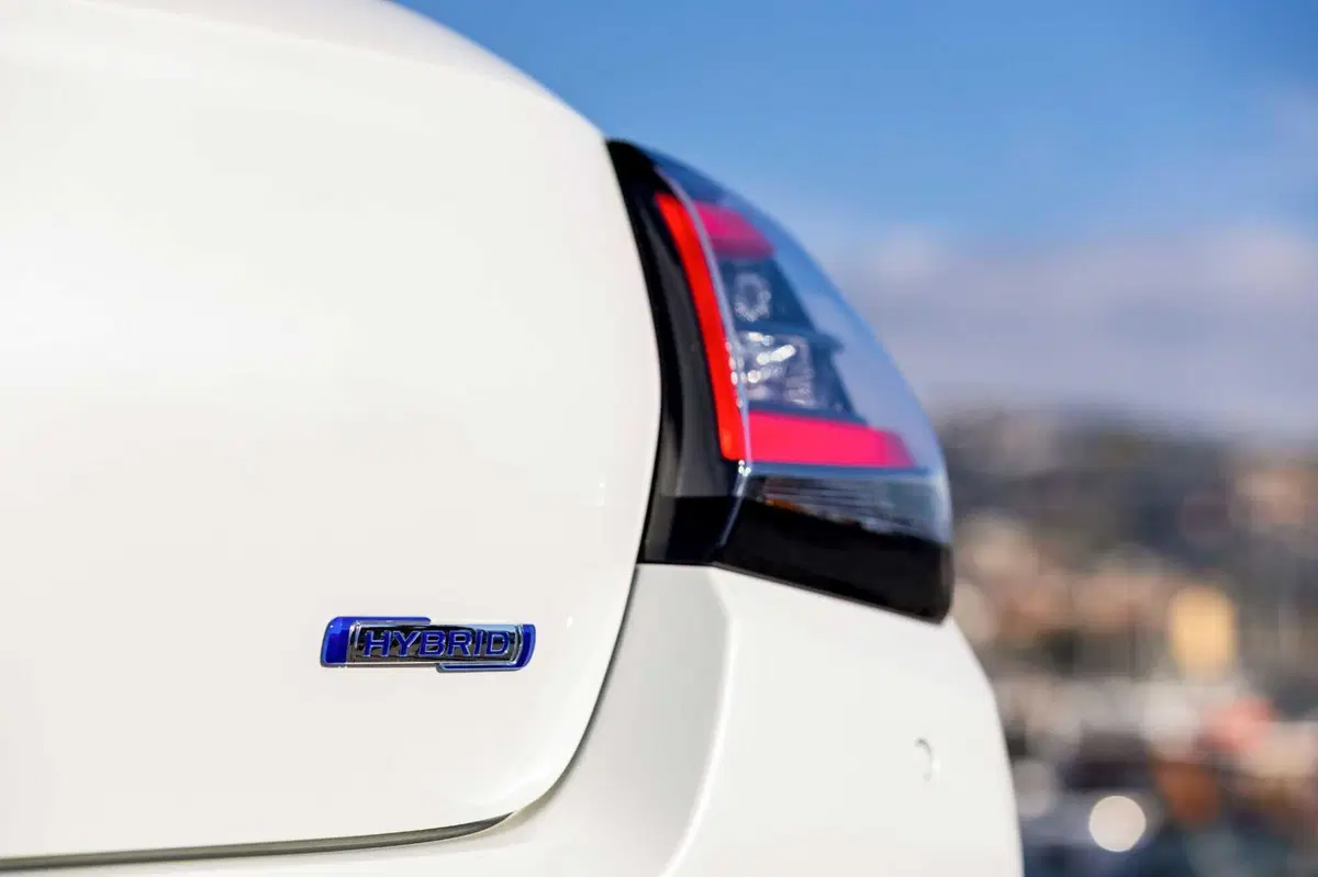 Suzuki Swift Hybrid Sakura: la serie speciale ispirata al fiore di ciliegio debutta al Festival di Sanremo. Da 21.950 euro (17)