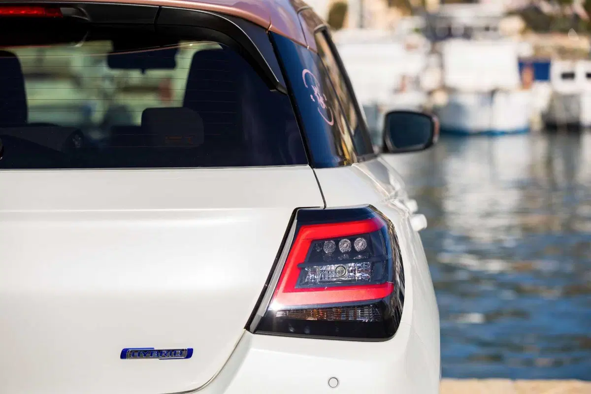 Suzuki Swift Hybrid Sakura: la serie speciale ispirata al fiore di ciliegio debutta al Festival di Sanremo. Da 21.950 euro (18)
