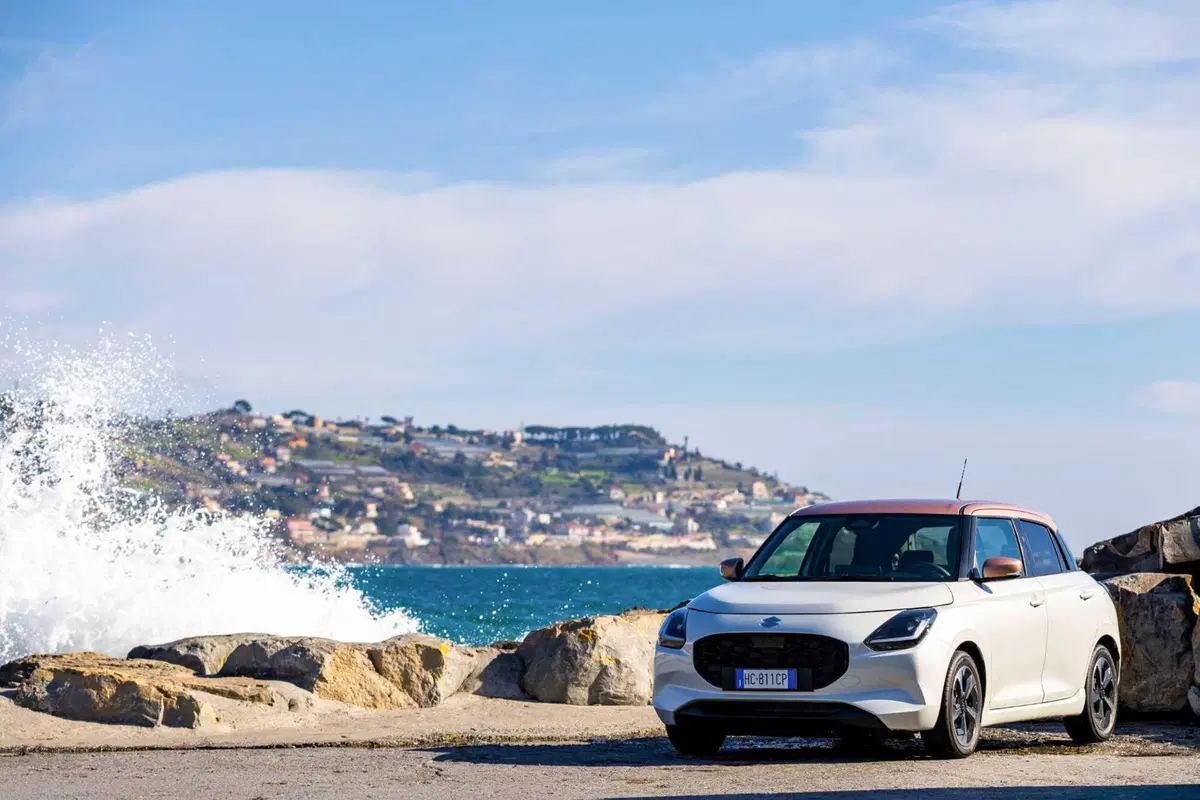 Suzuki Swift Hybrid Sakura: la serie speciale ispirata al fiore di ciliegio debutta al Festival di Sanremo. Da 21.950 euro (19)