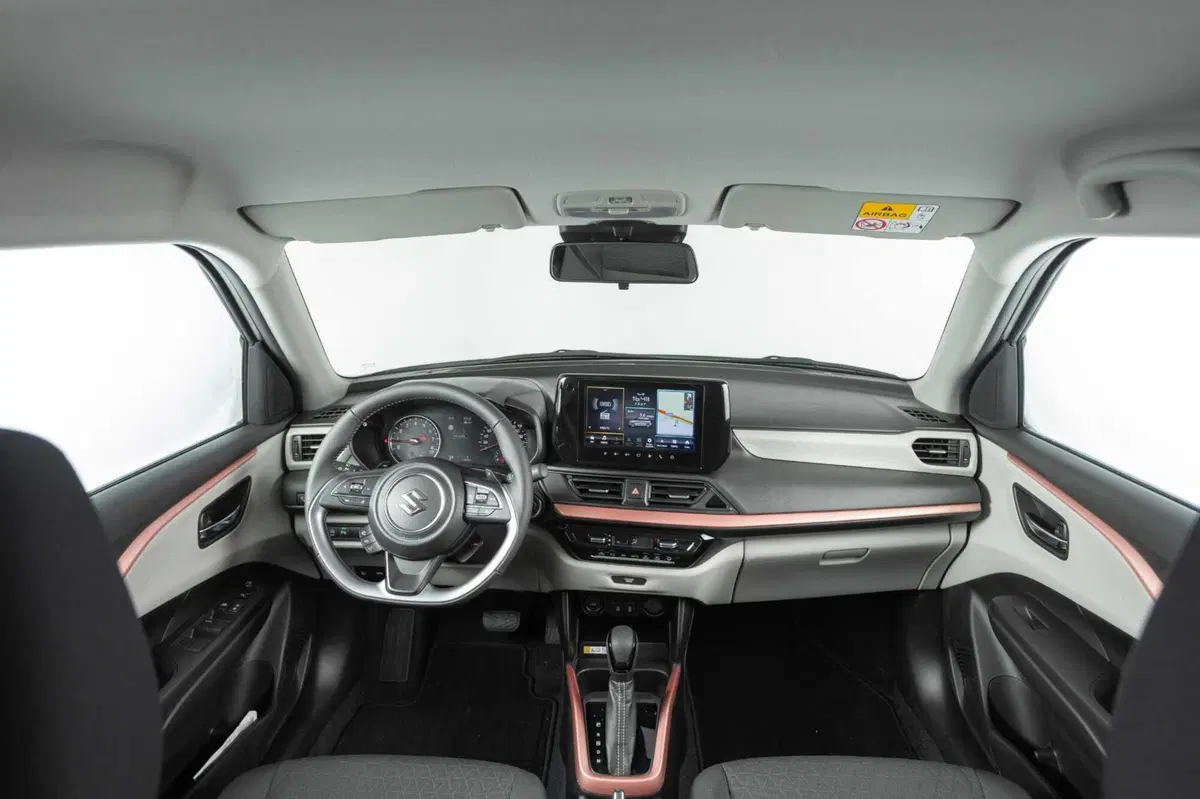 Suzuki Swift Hybrid Sakura: la serie speciale ispirata al fiore di ciliegio debutta al Festival di Sanremo. Da 21.950 euro (22)