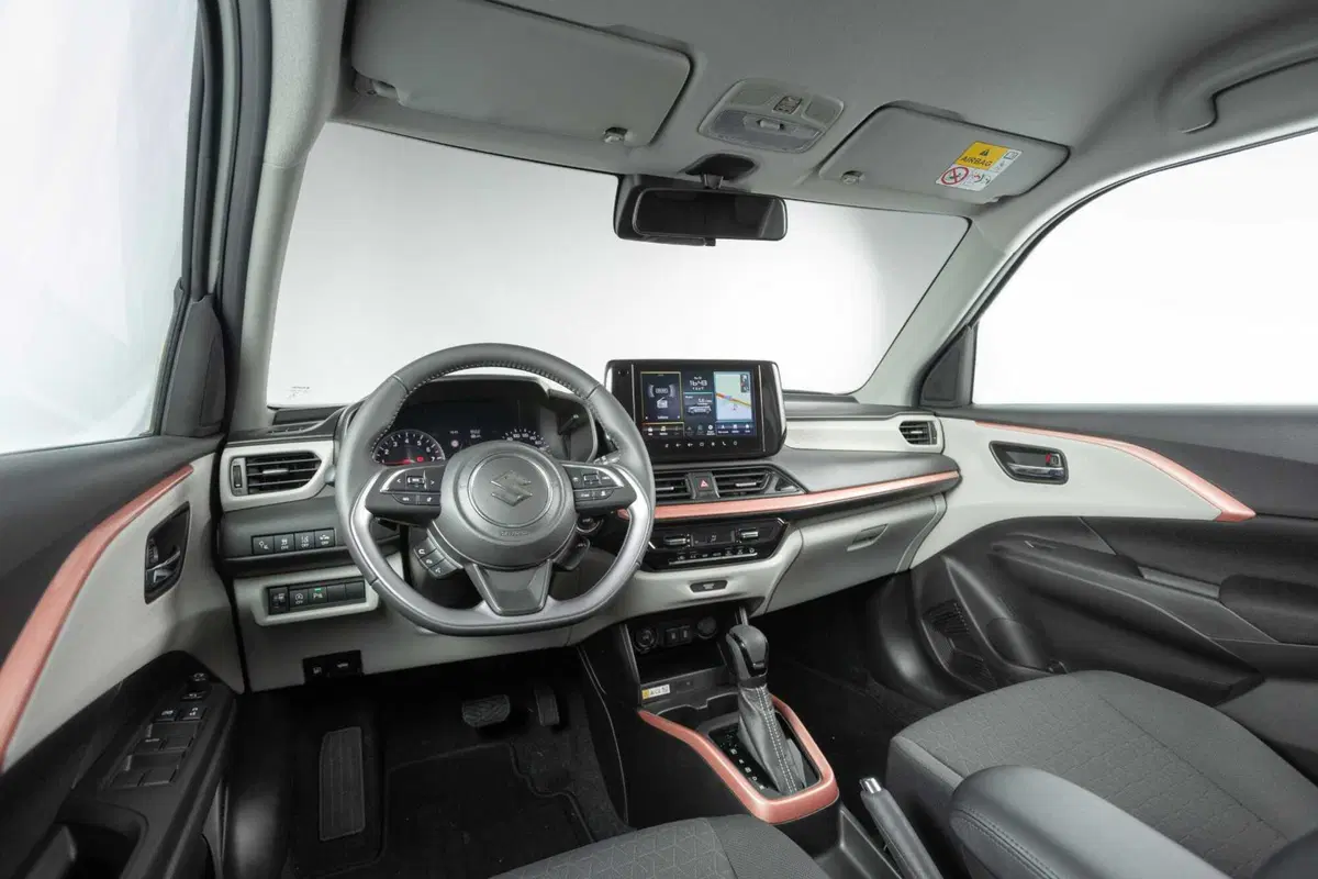 Suzuki Swift Hybrid Sakura: la serie speciale ispirata al fiore di ciliegio debutta al Festival di Sanremo. Da 21.950 euro (27)