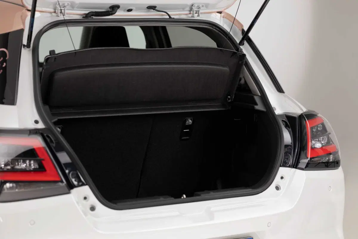 Suzuki Swift Hybrid Sakura: la serie speciale ispirata al fiore di ciliegio debutta al Festival di Sanremo. Da 21.950 euro (29)
