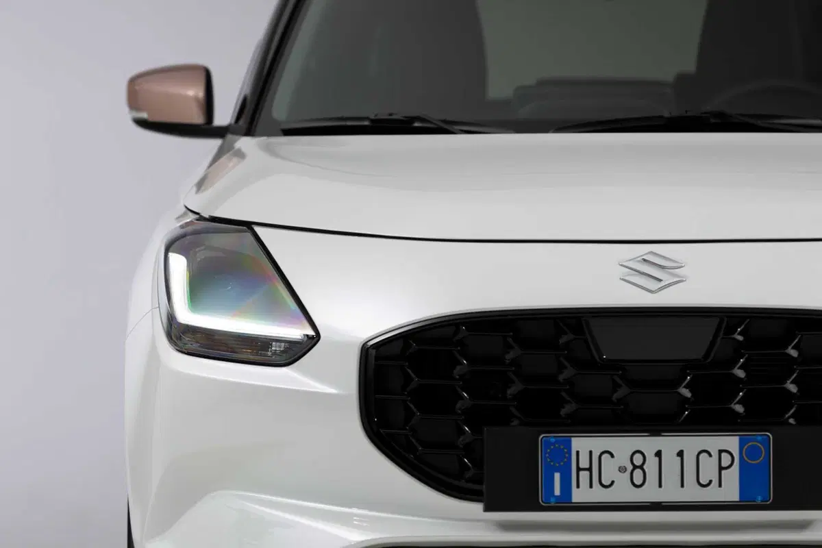 Suzuki Swift Hybrid Sakura: la serie speciale ispirata al fiore di ciliegio debutta al Festival di Sanremo. Da 21.950 euro (40)