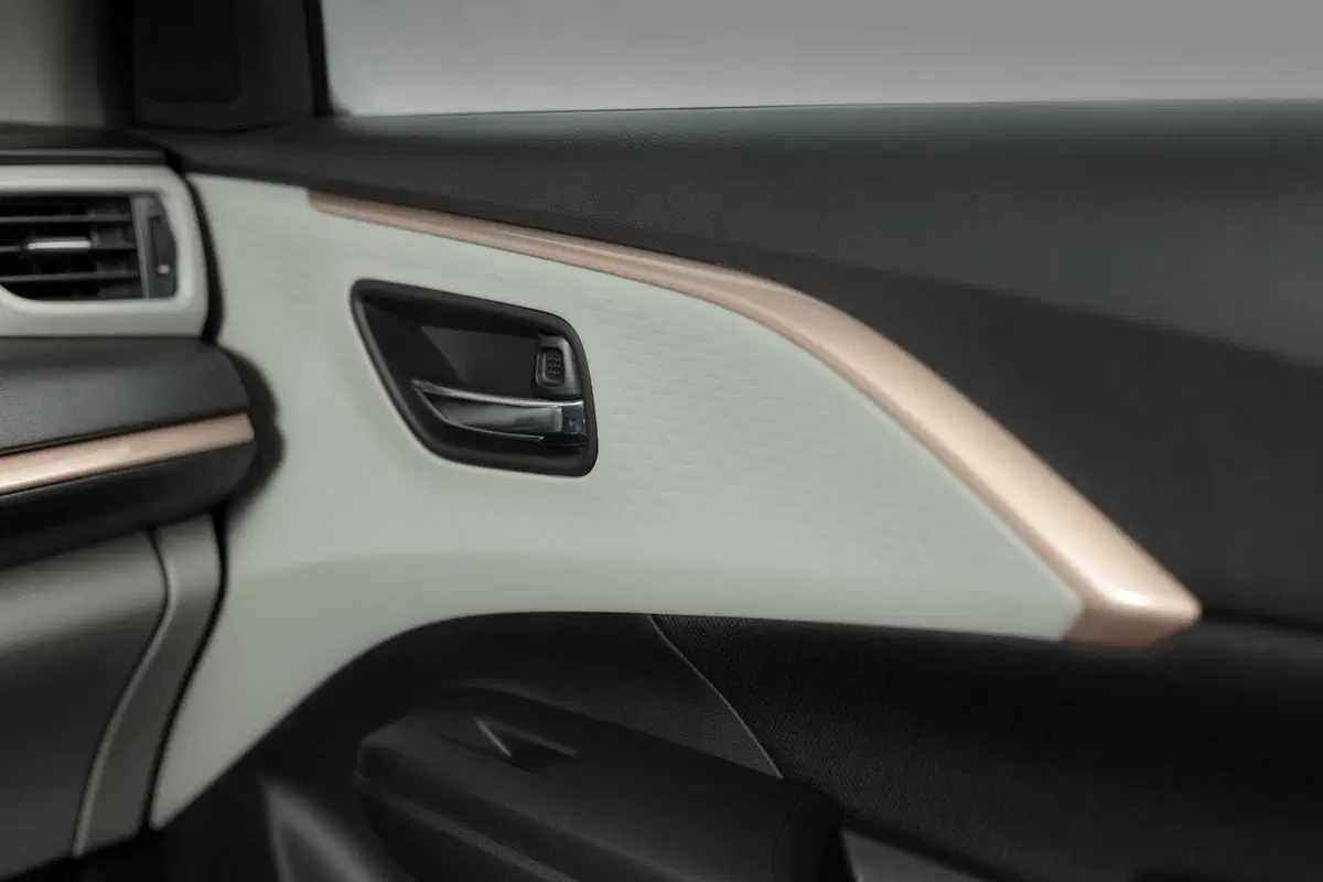 Suzuki Swift Hybrid Sakura: la serie speciale ispirata al fiore di ciliegio debutta al Festival di Sanremo. Da 21.950 euro (48)