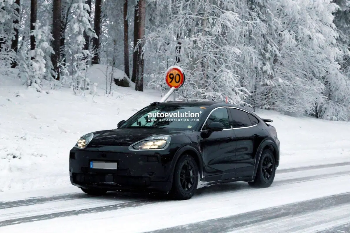 Porsche Cayenne Coupe Turbo GT Electric 2027: il super‑SUV elettrico con soluzioni da 911 GT3 RS avvistato in test (3)