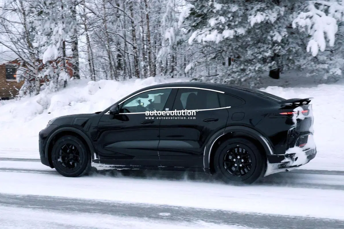 Porsche Cayenne Coupe Turbo GT Electric 2027: il super‑SUV elettrico con soluzioni da 911 GT3 RS avvistato in test (5)