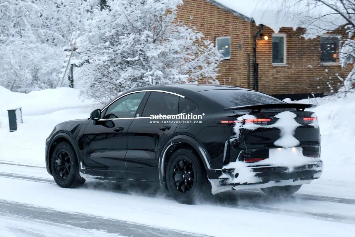 Porsche Cayenne Coupe Turbo GT Electric 2027: il super‑SUV elettrico con soluzioni da 911 GT3 RS avvistato in test (7)