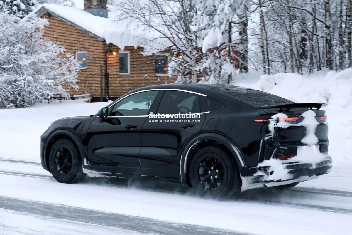 Porsche Cayenne Coupe Turbo GT Electric 2027: il super‑SUV elettrico con soluzioni da 911 GT3 RS avvistato in test (9)