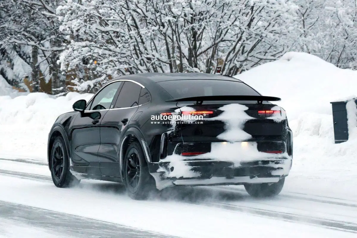 Porsche Cayenne Coupe Turbo GT Electric 2027: il super‑SUV elettrico con soluzioni da 911 GT3 RS avvistato in test (10)