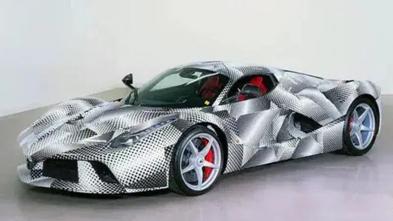 LaFerrari: un prototipo unico venduto all&rsquo;asta per oltre 2,4 milioni di dollari, che purtroppo non si pu&ograve; guidare 