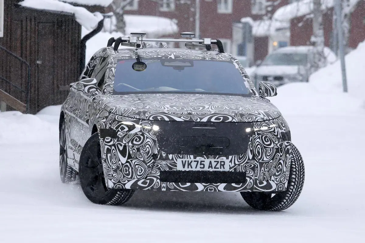 Range Rover Velar: via il termico, la nuova generazione sarà solo elettrica 