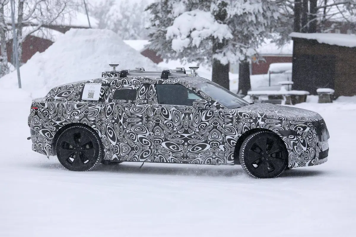 Range Rover Velar: via il termico, la nuova generazione sarà solo elettrica  (6)