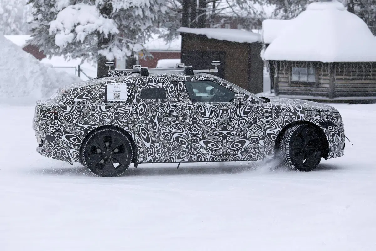 Range Rover Velar: via il termico, la nuova generazione sarà solo elettrica  (8)