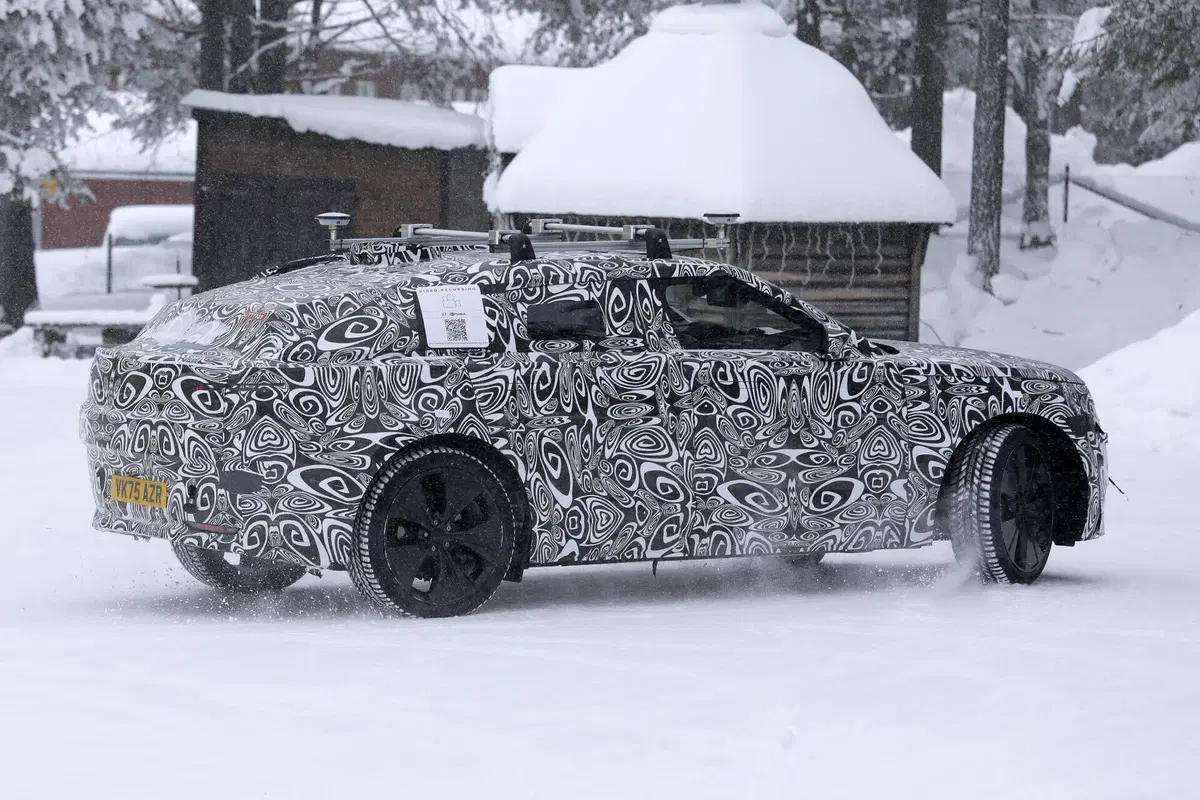Range Rover Velar: via il termico, la nuova generazione sarà solo elettrica  (10)