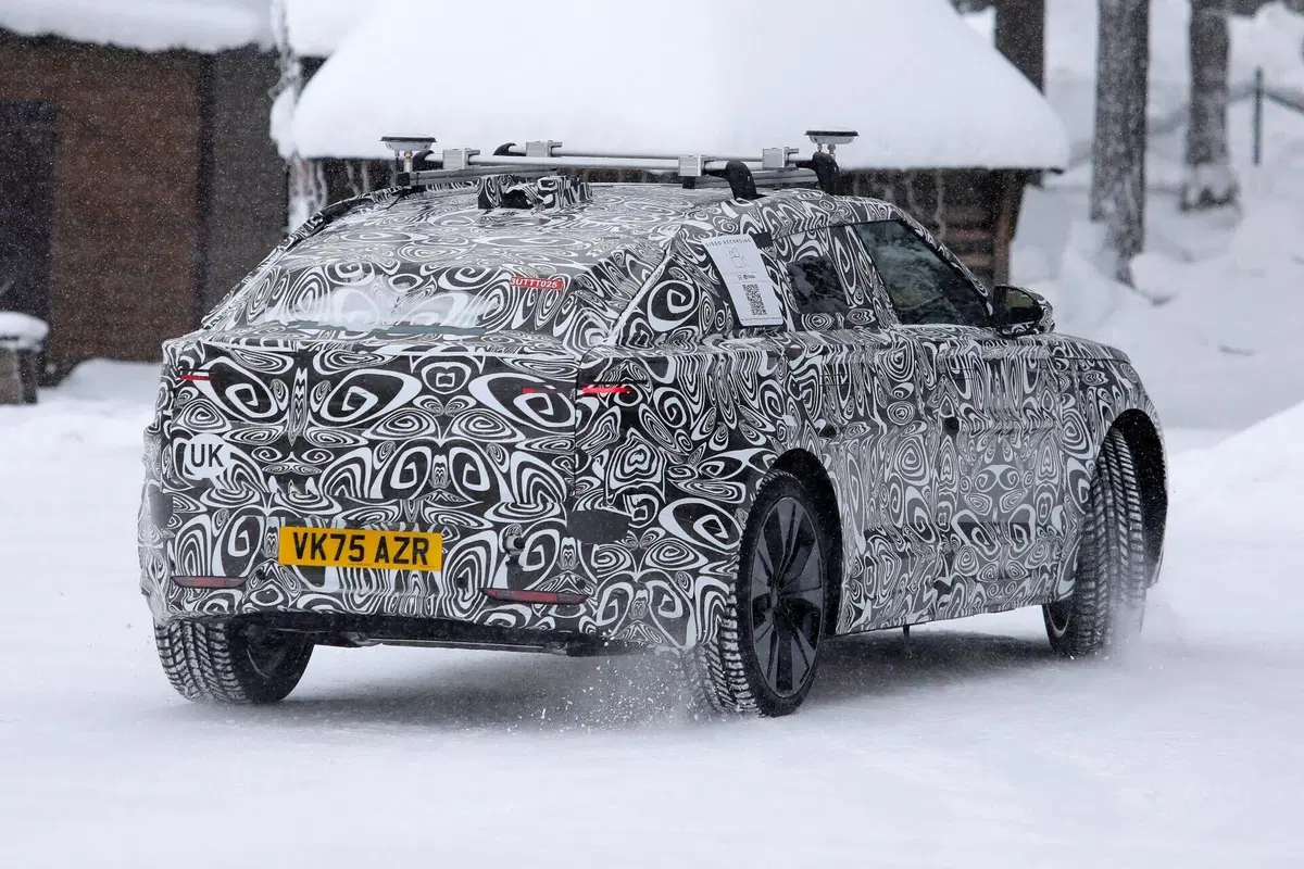 Range Rover Velar: via il termico, la nuova generazione sarà solo elettrica  (12)