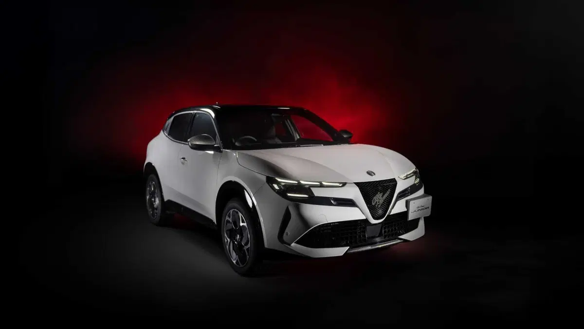 Alfa Romeo reintroduce uno dei suoi segni distintivi, ma è solo per un’edizione speciale (5)