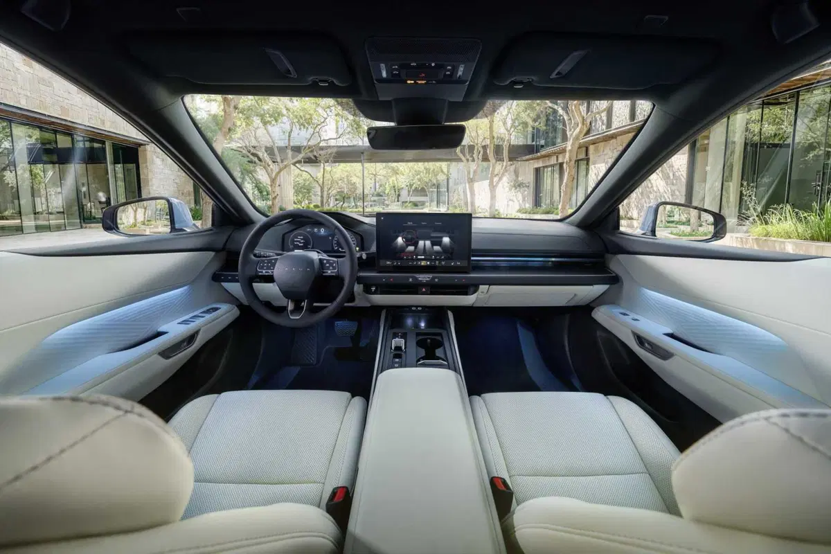 Lexus ES, la berlina di lusso si reinventa nell'era elettrificata