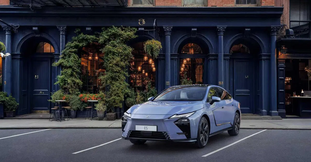 Lexus ES, la berlina di lusso si reinventa nell'era elettrificata (2)