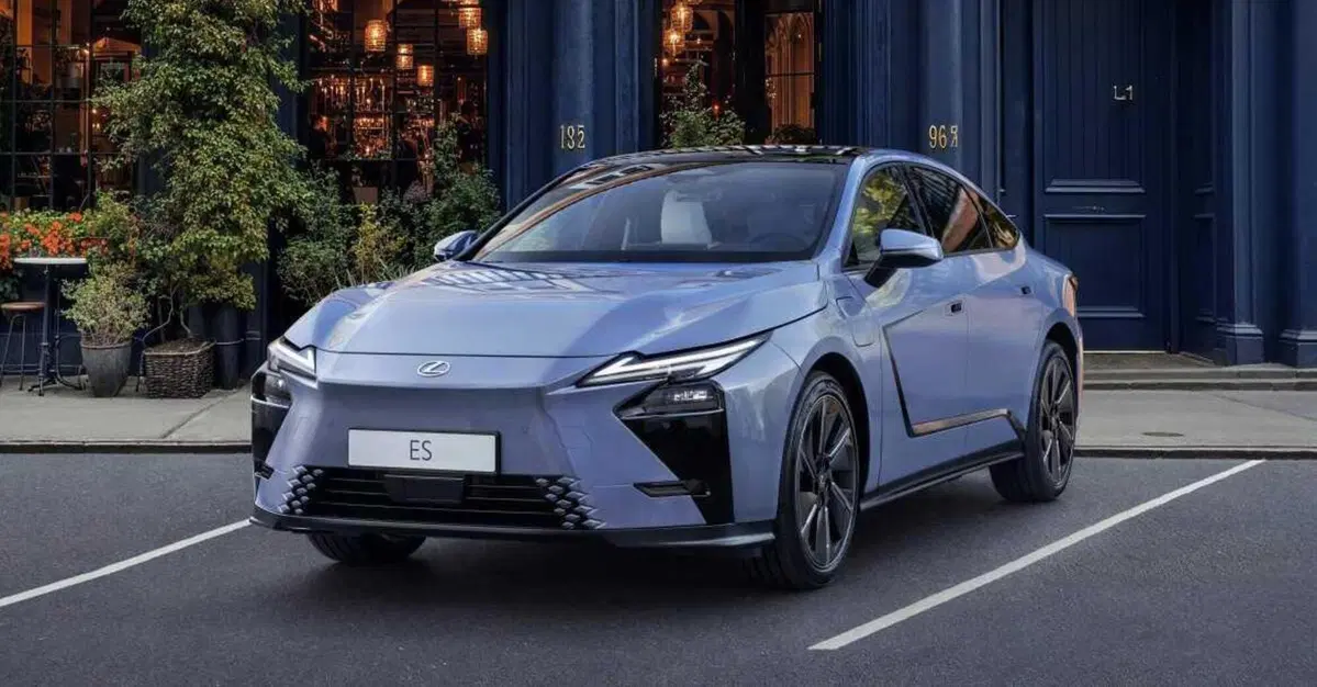 Lexus ES, la berlina di lusso si reinventa nell'era elettrificata