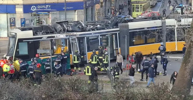 Tram deraglia a Milano e si schianta contro un palazzo: passanti incastrati sotto il mezzo. Due morti e 39 feriti