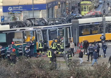 Tram deraglia a Milano e si schianta contro un palazzo: passanti incastrati sotto il mezzo. Due morti e 39 feriti