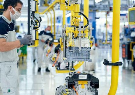 La fabbrica che non dorme mai: perché la robotica sta cambiando il costo dell’auto