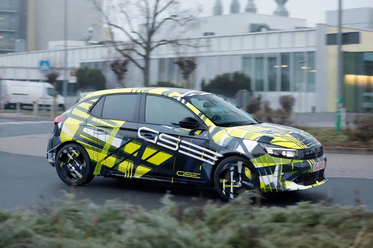 Addio OPC: la nuova Opel Corsa GSE diventa elettrica e promette 281 CV (2)
