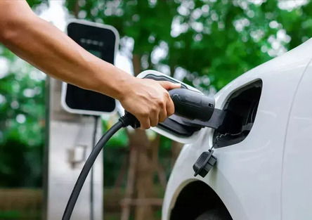 UK, più colonnine che pompe? Il dato che fa rumore (ma dice davvero poco)